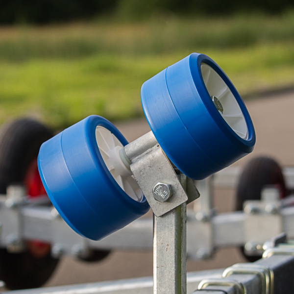 Rollenset-2-kunststof-rollen-70x120mm-kantelblokje-op-boottrailer