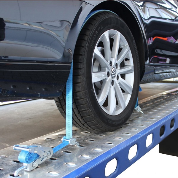 Sjorband-spanband-voor-autotranssport-met-loopvlak